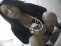 和式トイレで脱糞＆放尿垂れ流す女子たちの聖域を超接近盗撮！