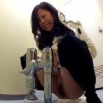 切羽詰まって公衆トイレに駆け込み大便ひり出す女性たちを盗撮！